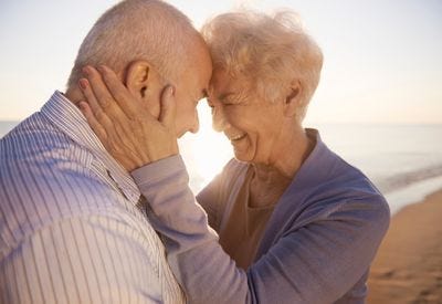 Man with Alzheimer's and woman sitting on couch